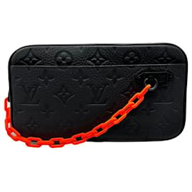 Louis Vuitton Nomad Pouch Leather ref.175924 - Joli Closet