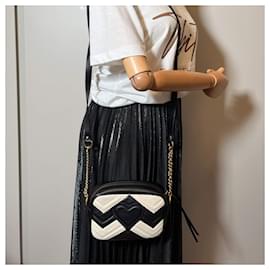 Gucci-GG Marmont Mini-Umhängetasche aus Leder mit Kette in Schwarz × Weiß-Mehrfarben