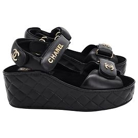 Sandálias de cunha com velcro acolchoadas com logotipo Chanel em couro de bezerro preto Couro Preto
