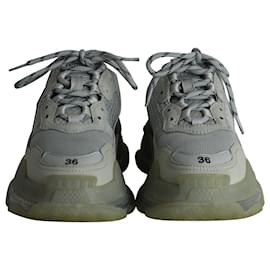 Balenciaga-Balenciaga Triple S Sneakers aus grauem Leder und Mesh-Grau