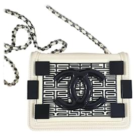 Chanel-Bolsa Chanel em pele de cordeiro creme acolchoada sem costura com aba de tijolo grego-Bege