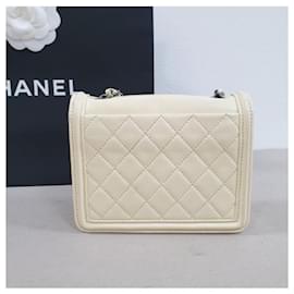 Chanel-Bolso con solapa de ladrillo griego sin costuras acolchado de piel de cordero color crema Chanel-Beige