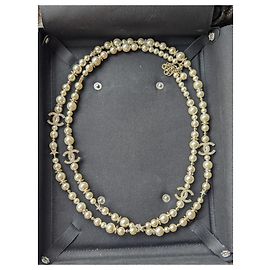 Chanel CC C23Uma caixa de colar de condicionamento longo de pérola com logotipo de cristal estrela Branco