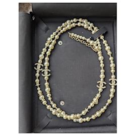 Chanel-CC C23Una scatola per collana a lunga conservazione con perle e logo in cristallo stellato-Bianco