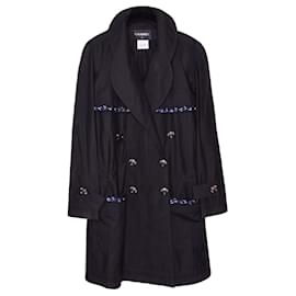 Chanel-Leichte Trenchcoat-CC-Knöpfe und Tweedbesatz-Schwarz