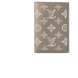 Louis Vuitton-Capa de passaporte LV nova-Cinza