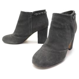 Chanel-CHAUSSURES CHANEL BOTTINES G29932 39.5 DAIM CHAINE ENTRELACEE POCHON BOOTS-Gris