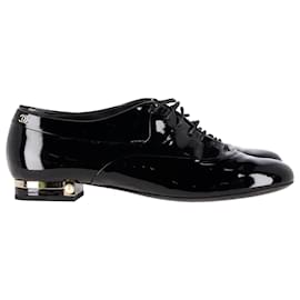 Chanel-Zapatos Oxford con cordones y adornos de perlas de Chanel en charol negro-Negro