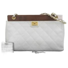 Chanel-Bolsa de ombro com barra de madeira de caviar acolchoada CC  8-Branco