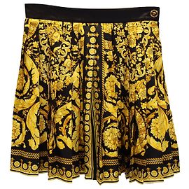 Minigonna a pieghe con stampa barocca di Versace in seta gialla Giallo