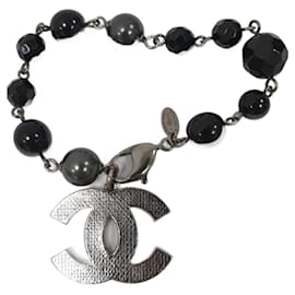 Chanel-Chanel CC Graues und schwarzes silberfarbenes Kunstperlenarmband-Silber