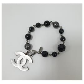 Chanel-Bracelet Chanel CC gris et noir avec fausses perles argentées-Argenté