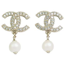 Chanel Orecchini pendenti con perle di cocco dorate D'oro