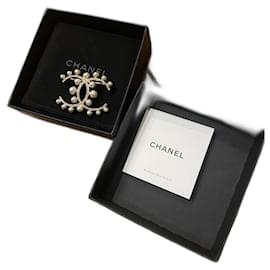 Spilla CHANEL C foderata con perle e strass Argento