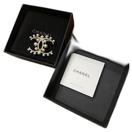 Chanel-CHANEL lined C brooch with pearls and rhinestones-Silvery