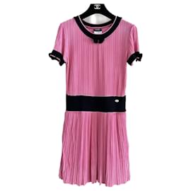 Chanel-Kleid mit CC-Charm-Schleife-Pink