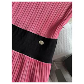 Chanel-Kleid mit CC-Charm-Schleife-Pink