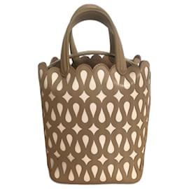 Alaïa Bolso Bucket Alaia de piel perforada Camel y blanca Camello