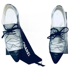 Scarpe Oxford Chanel CC Cap Toe in pelle metallizzata argento e nera Nero Argento