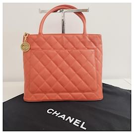 Chanel-Sac à main Chanel Medaillon en cuir grainé matelassé corail-Coral