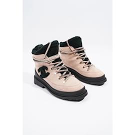 Chanel-Chanel Shearling Boots Pink / black SUEDE EU 38 Uk 5-Black