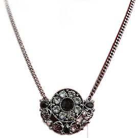 Collier Chanel Médaillon Cabochon Noir et Blanc Noir Argenté Blanc Autre Gris