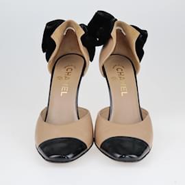 Chanel-beige foncé/Escarpins noirs à bout pointu avec nœud CC Cap Toe-Beige