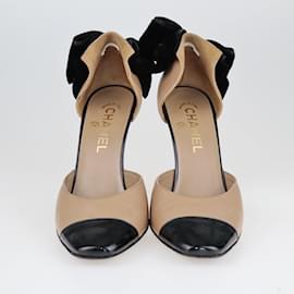 Chanel-beige obscuro/Zapatos de tacón negros con puntera puntiaguda y detalle de lazo CC-Beige