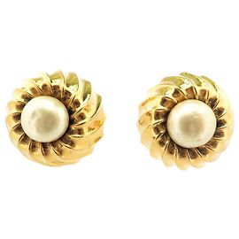 PENDIENTES VINTAGE CHANEL DE PERLAS REDONDAS CON CLIPS DE METAL DORADO Dorado