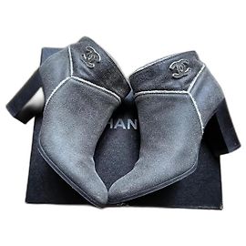 Botins Chanel em couro cinza com logotipo CC Cinza