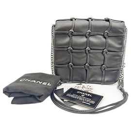 Bolsa de ombro Chanel Cruise Mini Flap acolchoada com nó de pele de cordeiro Preto