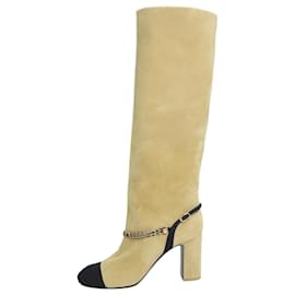Chanel-Neutrale, kniehohe Stiefel aus Wildleder mit Kettendetail – Größe EU 38.5-Andere