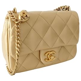 Chanel-Bolsa Chanel Timeless Classique Mini Flap em couro dourado 23P-Dourado