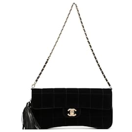 Chanel-Chanel rare 02Un sac porté épaule à pompons Choco Bar-Noir