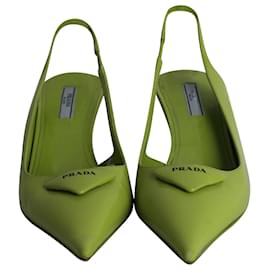 Prada-Zapatos de tacón con cuña y tira trasera de Prada en cuero verde-Verde