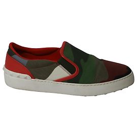 Valentino Garavani Valentino Camouflage Print Rockstud Tênis cano baixo em lona multicolorida Outro Impressão em python