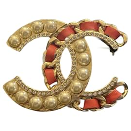 Chanel-Broche Chanel métal cuir-Doré