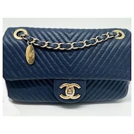Chanel-Wunderschöne Chanel Tasche 21 cm aus Leder und blauem Chevron-Muster.-Blau