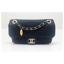 Chanel-Beautiful Chanel bag 21 cm in leather and Blue Chevron pattern.-Blue