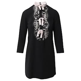 Sandro-Kleid von Sandro Paris mit Spitzeneinsatz und Schleifenkragen aus schwarzem Polyester-Schwarz