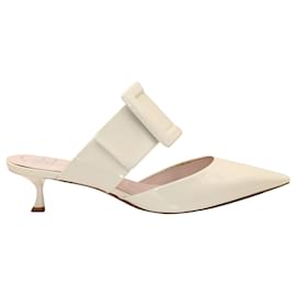 Roger Vivier-Roger Vivier Viv' In The City Mules em couro envernizado esbranquiçado-Branco