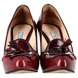 Prada-Zapatos de tacón con detalle de placa de metal y borlas de Prada en cuero color burdeos-Burdeos