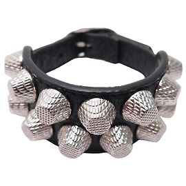 NOVA PULSEIRA BALENCIAGA GIANT STUD M EM COURO PRETO E JÓIA DE COURO METAL Preto
