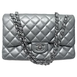 Chanel-SAC A MAIN CHANEL MAXI CLASSIQUE JUMBO TIMELESS EN CUIR ARGENTE HAND BAG-Argenté