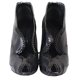 Alexander Mcqueen-Zapatos de tacón peep-toe con ribete festoneado de Alexander McQueen en cuero negro-Negro