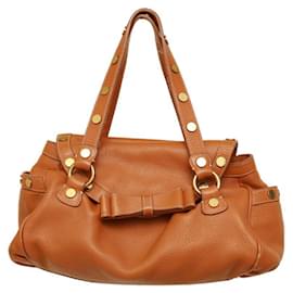 Moschino Top con solapa de cuero marrón tostado con. Bolso de hombro con tachuelas y lazo Camello