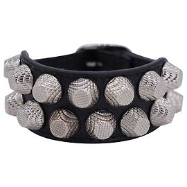 Pulseira Balenciaga Arena Giant All Stud Two Row Wrap em couro preto Preto
