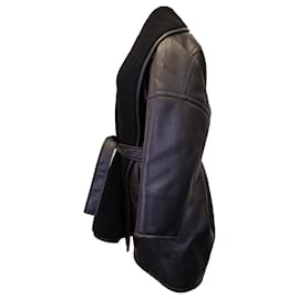 Balenciaga-Balenciaga – Übergroßer Mantel aus schwarzem Kunstleder mit Gürtel und Besatz aus Lammfellimitat-Schwarz