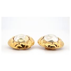 Chanel-VINTAGE CHANEL CLIP MATELASSE GOLD AND PEARL EARRINGS + EARRINGS BOX-Golden