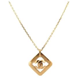 Chanel-COLAR VINTAGE CHANEL CC PENDENTE DE LOGOTIPO 1995 COLAR PINGENTE EM METAL DOURADO-Dourado